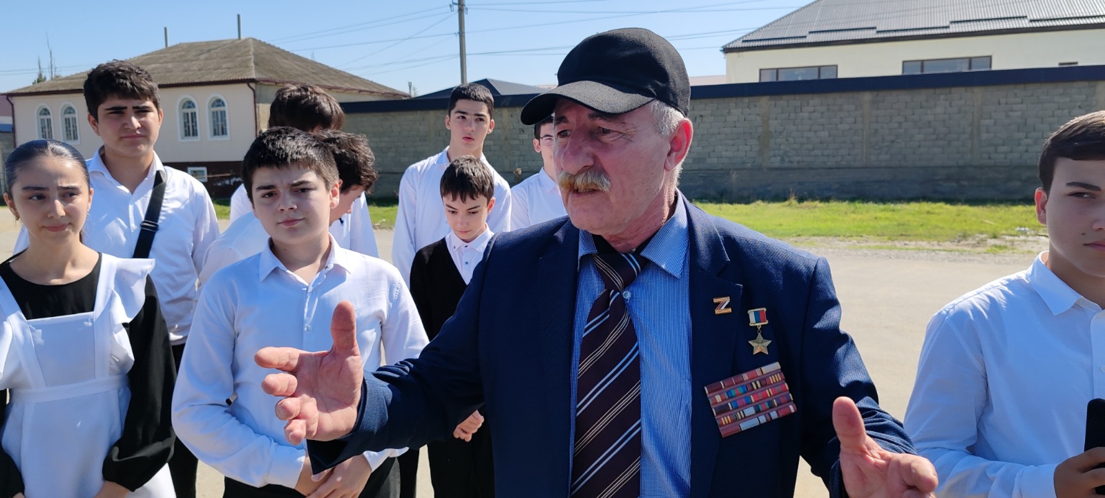 В рамках Всероссийской патриотической акции «Вахта Героев Отечества» сегодня в Кумторкалинском районе гостили герои России Владимир Легошин и Загид Загидов.